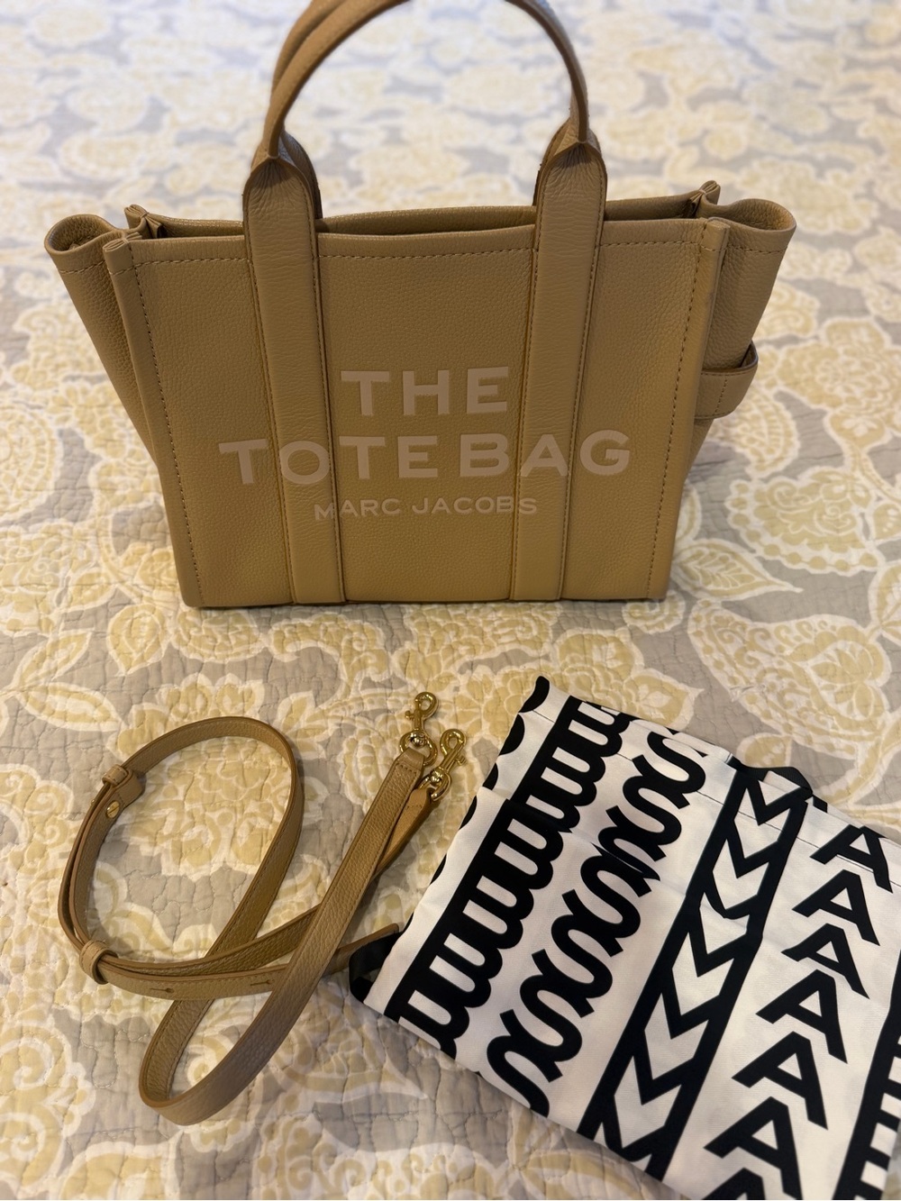Marc Jacobs The Tote Bag Medium Leather Tote in Camel